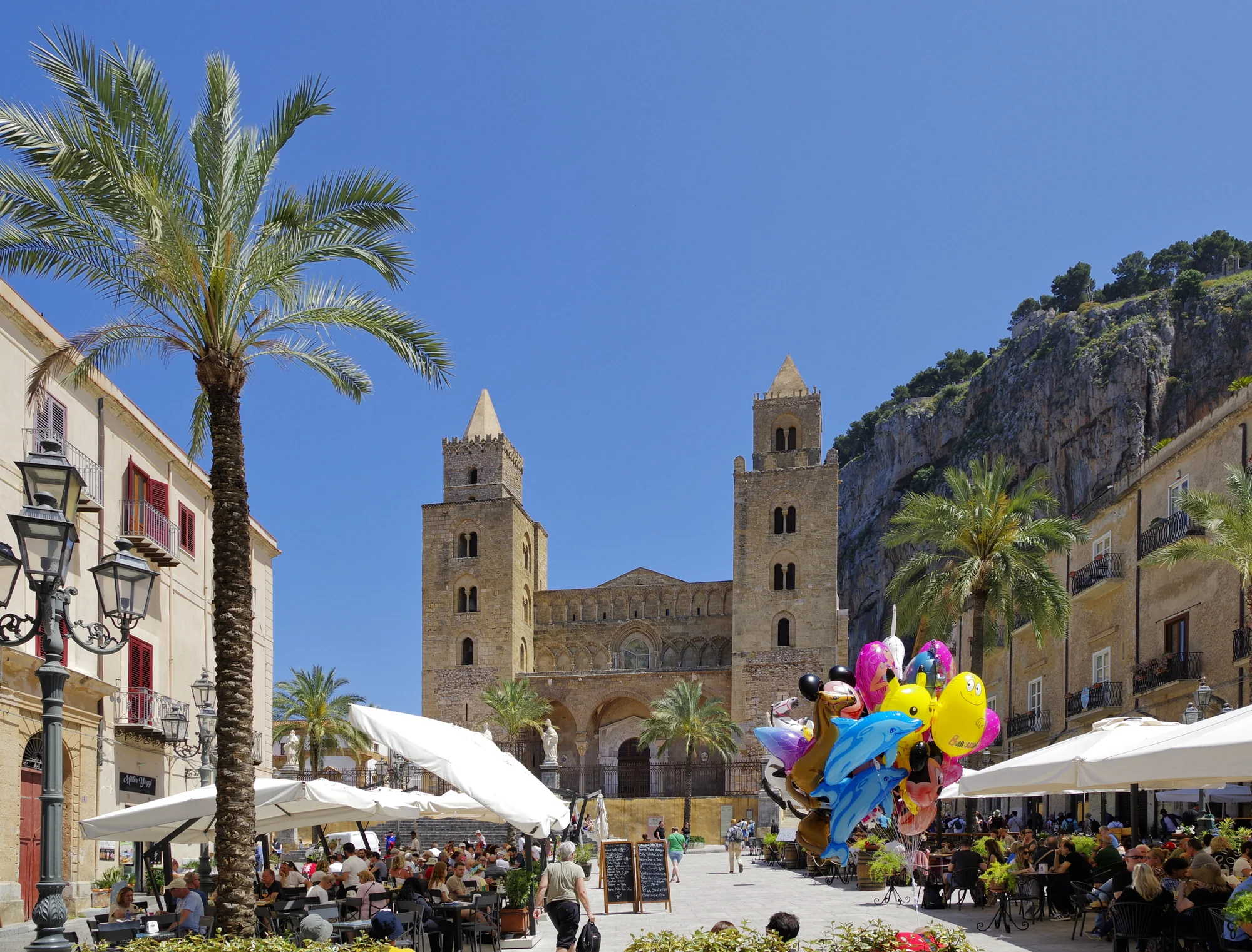 Façade du Duomo de Cefalù vue depuis la place