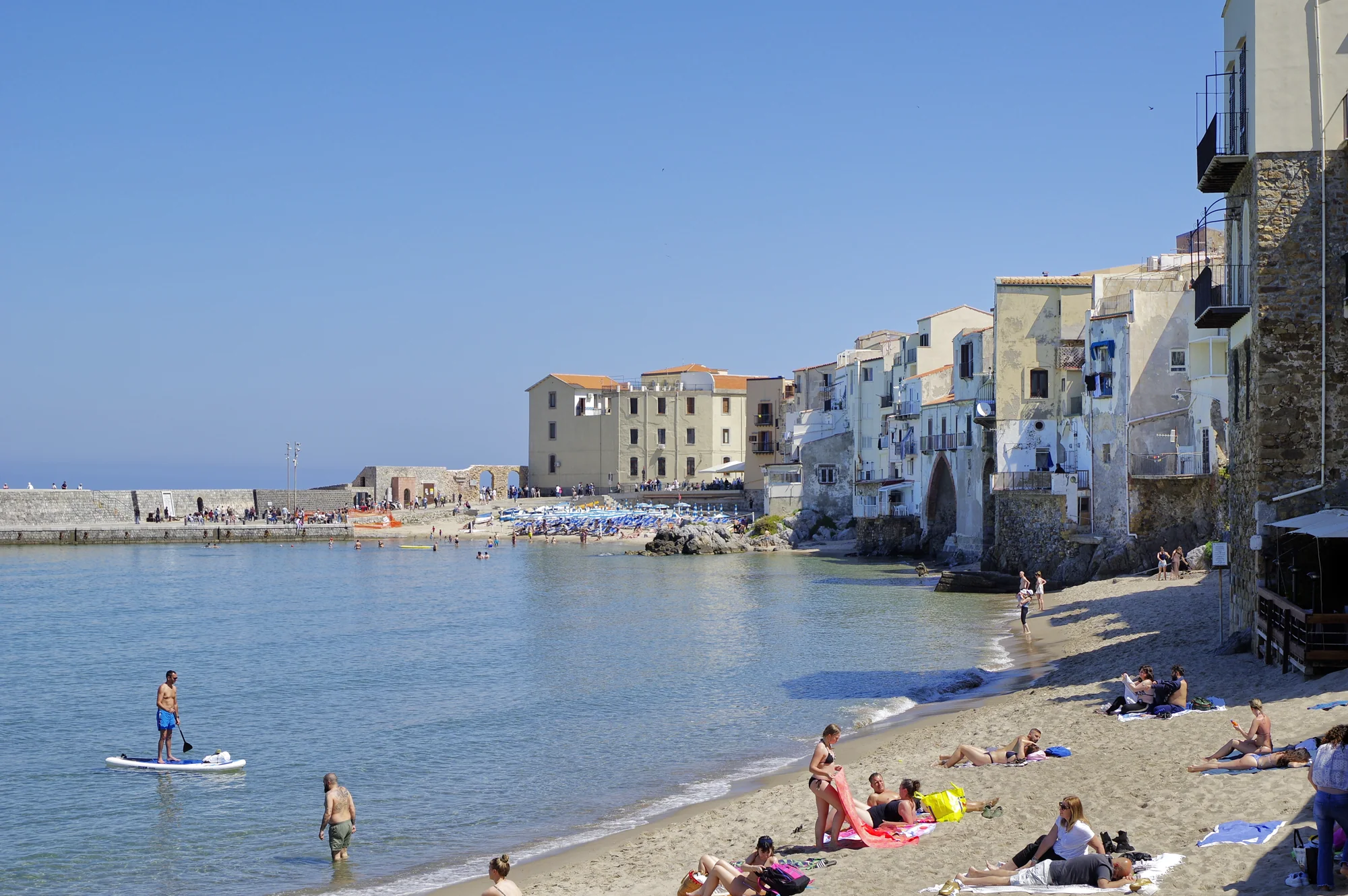 Plage de Cefalù devant les maisons du vieux port