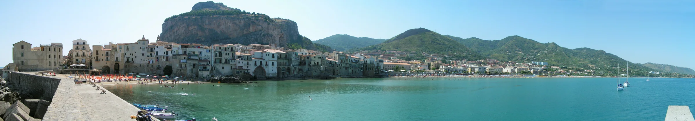 Panorama de Cefalù avec la vieille ville, la mer et la Rocca