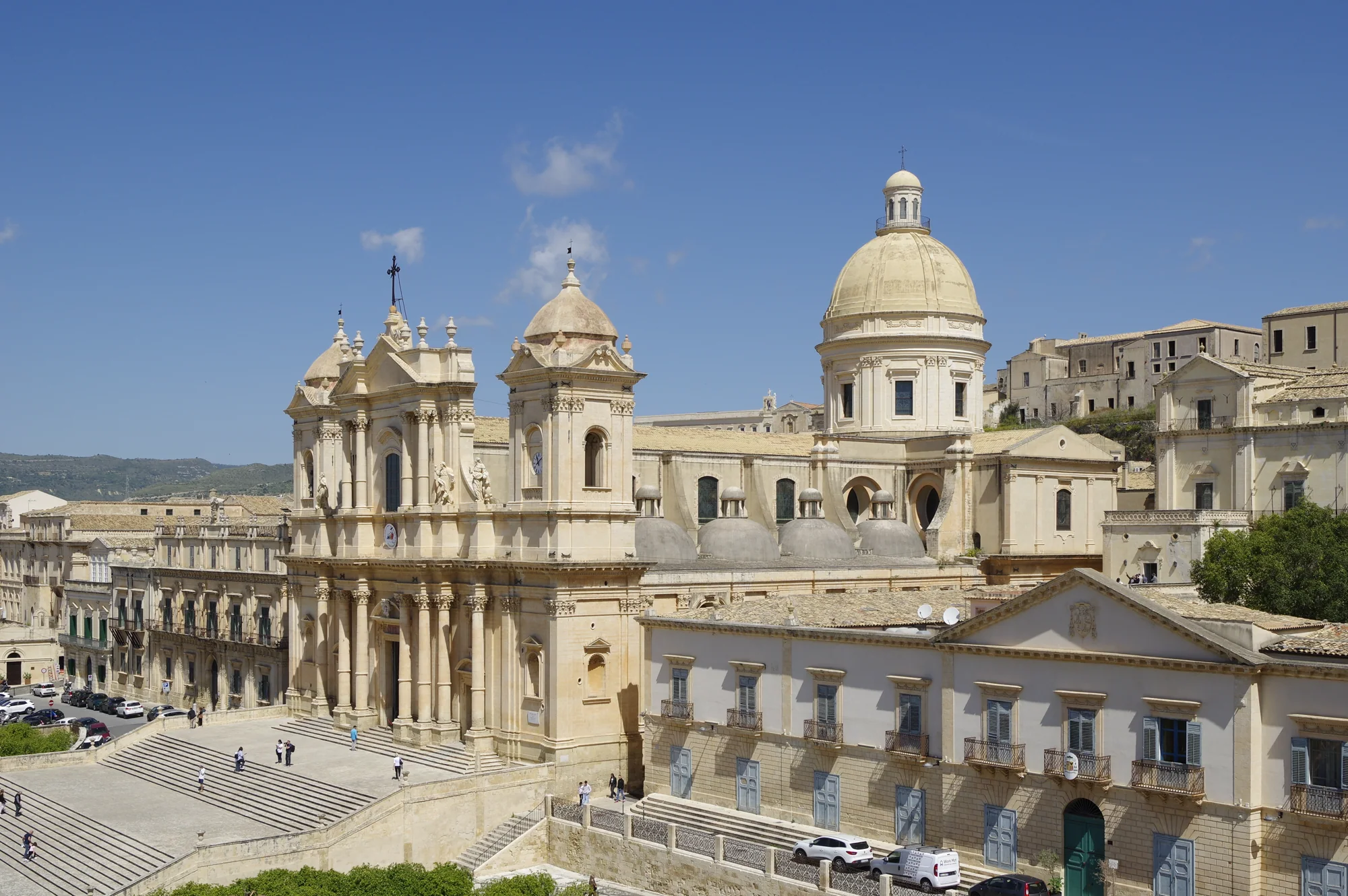 Façade et grand escalier de la cathédrale de Noto