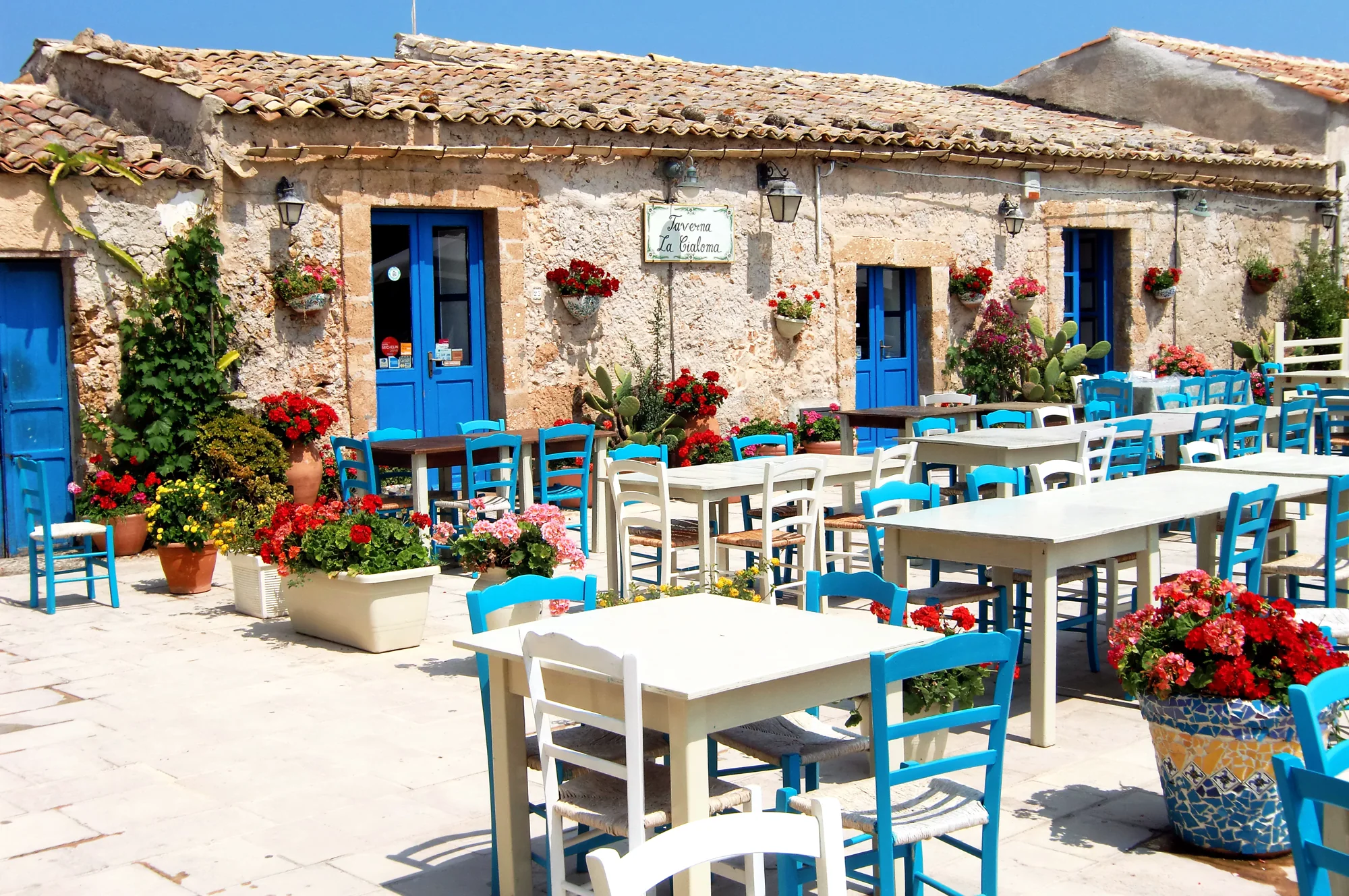 Maisons de pêcheurs et terrasse sur la Piazza Regina Margherita à Marzamemi