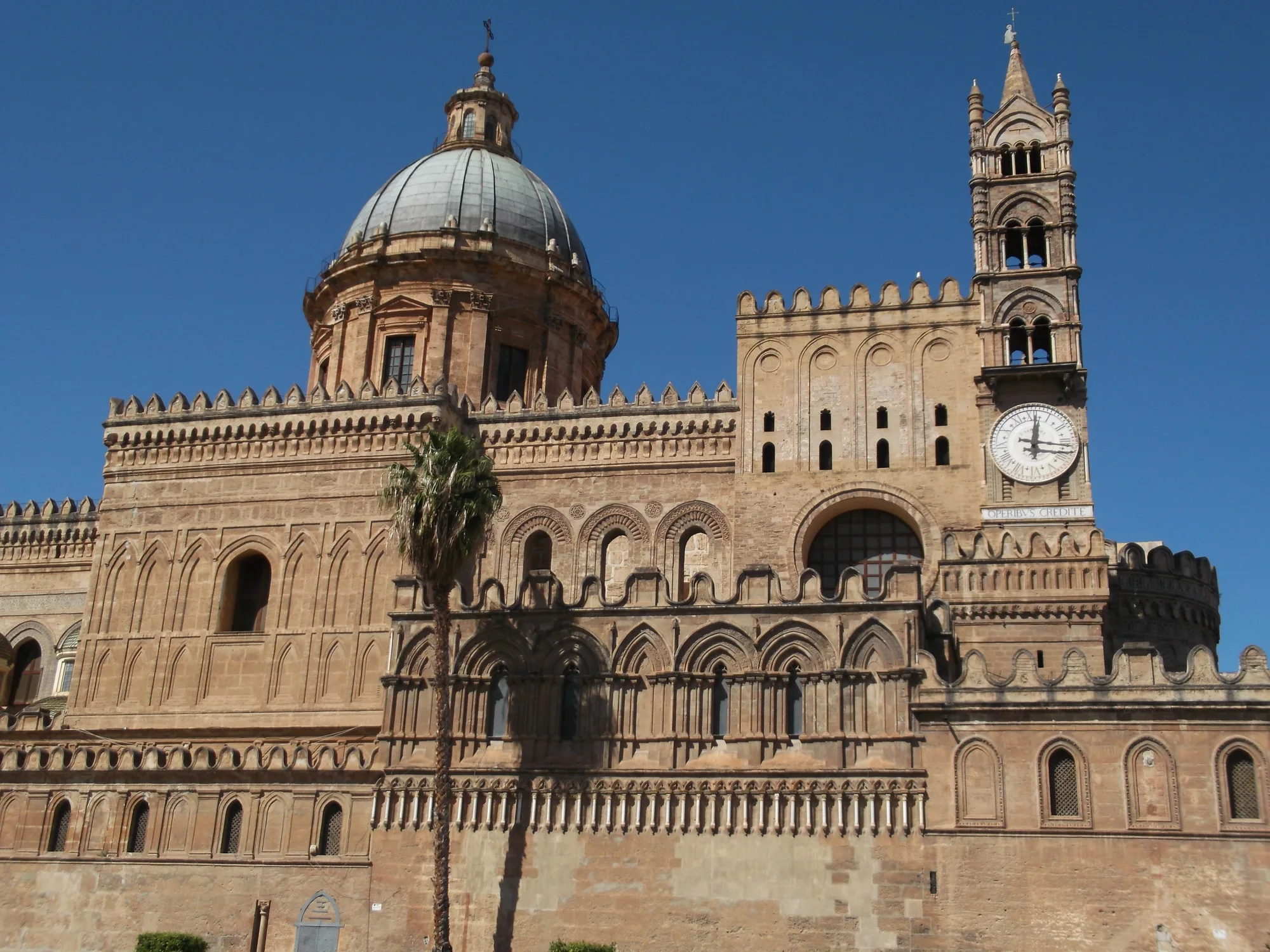Façade et coupole de la cathédrale de Palerme sous un ciel bleu
