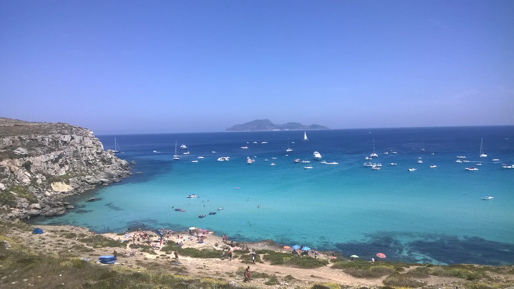 Eau turquoise et côte rocheuse à Cala Rossa sur Favignana