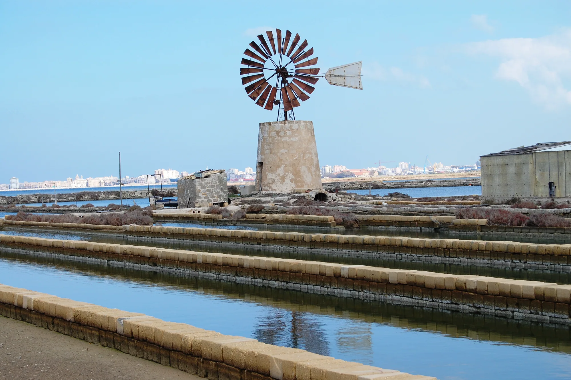 Bassins salants et moulin dans les salines de Trapani